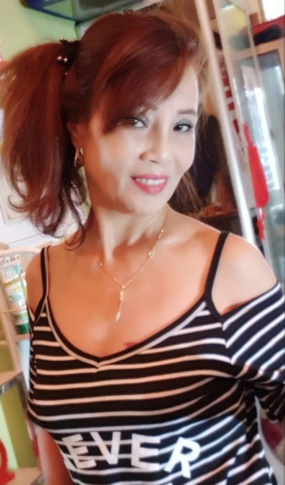 Cùng với việc trùng tu nhan sắc, chị ăn mặc cũng khá trẻ trung. Ảnh: FBNV.