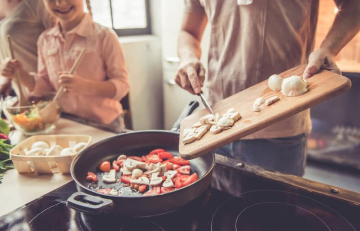 Tự nấu ăn: Thay vì ngày nào cũng ra ngoài ăn, các bạn nên tự nấu ăn ở nhà nhiều hơn. Ngoài việc rèn kỹ năng cho bản thân thì tự nấu ăn là một trong những cách tốt nhất để bảo vệ sức khoẻ bởi như vậy thì chúng ta sẽ kiểm soát được số lượng và chất lượng thực phẩm mình ăn. Ảnh: RD.