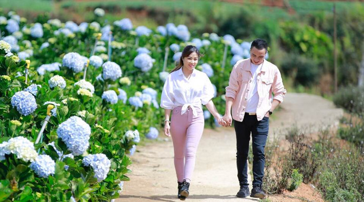 Trước đó, vợ chồng MC Hoàng Linh cũng có chung rất nhiều hình ảnh đi du lịch và chụp ảnh rất lãng mạn. Thời trang của cặp đôi Hoàng Linh - Mạnh Hùng khá giản dị nhưng thường cùng tông màu.