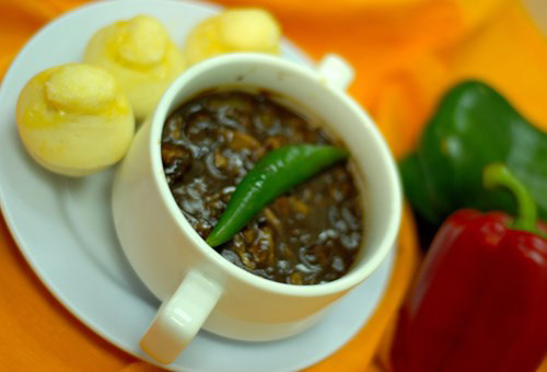 Dinuguan gồm thịt heo với các bộ phận nội tạng như thận, phổi, tim, có thêm tai và mũi được hầm nhừ trong một thời gian khá lâu cùng tiết heo. Món ăn Philippines này không được đánh giá cao về tính thẩm mỹ.