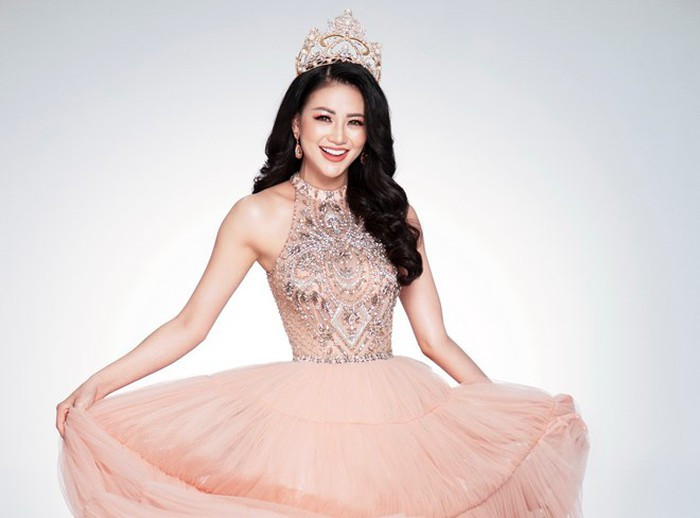 Trước khi đi thi Hoa hậu Trái Đất, Phương Khánh luôn giữ vòng eo ở mức 56cm. Tuy nhiên, vì "chinh chiến nhan sắc quốc tế, cô phải tập tăng cơ nhiều nên “nới” eo mình lên thành 58cm.