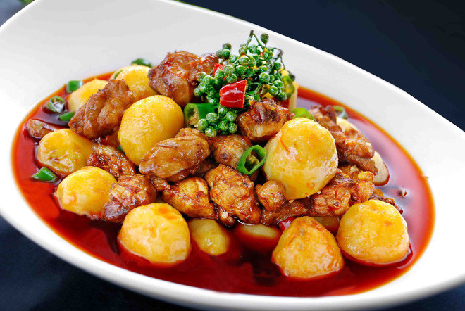 Những người bước vào giai đoạn trung niên và cao tuổi, đầu gối và lưng đều đau mỏi, tứ chi yếu nhược, gặp thời tiết lạnh bệnh trở nên nặng hơn, thì buổi sáng và tối nên duy trì ăn hạt dẻ (mỗi ngày 8 hạt) nhai thật kỹ trước khi nuốt. Trong khi nhai cố gắng tiết nước bọt nhiều, vì nước bọt vô cùng tốt cho việc bổ thận. Dùng trong thời gian dài, hiệu quả rất rõ ràng.