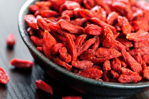 Mỗi ngày, chỉ cần ăn khoảng 40 hạt kỷ tử. Duy trì ăn thường xuyên sẽ giúp cho bạn bồi bổ gan thận, ích tinh, sáng mắt và rất nhiều tác dụng khác.