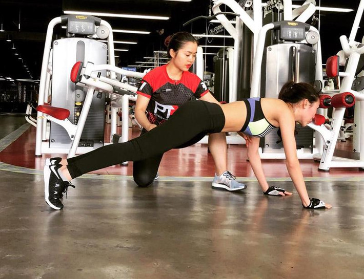 Đốt cháy mỡ tại phòng tập gym là thời gian mà Tường Linh cảm thấy cơ thể thư giãn nhất trong ngày. Cô từng gây bất ngờ khi tập luyện mọi lúc, mọi nơi.