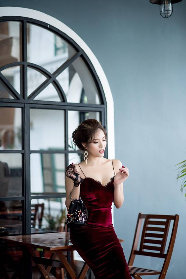 Kiểu váy nhung hai dây làm tôn lên vẻ gợi cảm của Phan Hoàng Thu.