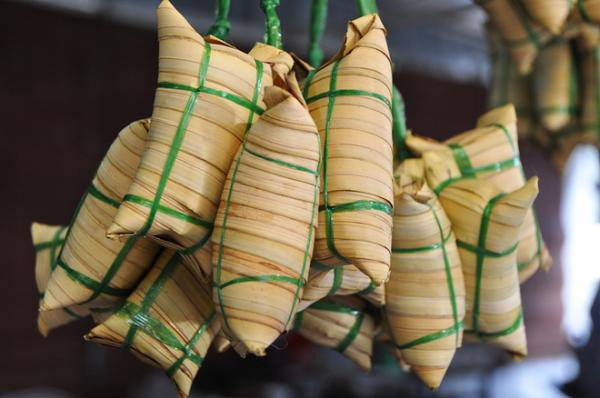 Tuy chỉ là món ăn chơi nhưng bánh dừa cũng được chế biến rất cầu kì từ hai loại: dừa nước và dừa cạn. Nếu lá dừa nước làm vỏ bánh thì phần cơm dừa lại góp vị béo cho nhân bên trong.