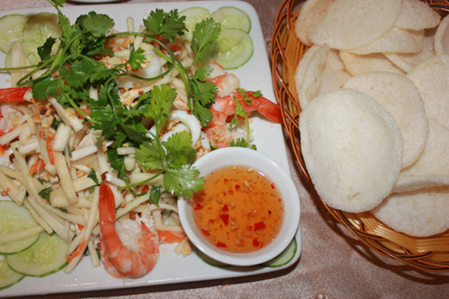 Phần củ hũ trắng muốt được bào mỏng, trộn với tôm luộc, thịt heo, tai heo thái mỏng, rau răm, đậu phộng rang và nước sốt chua ngọt. Đĩa gỏi củ hũ dừa có cả “thanh lẫn sắc”, đẹp mắt ngon miệng, ăn kèm bánh phồng tôm giòn giòn.