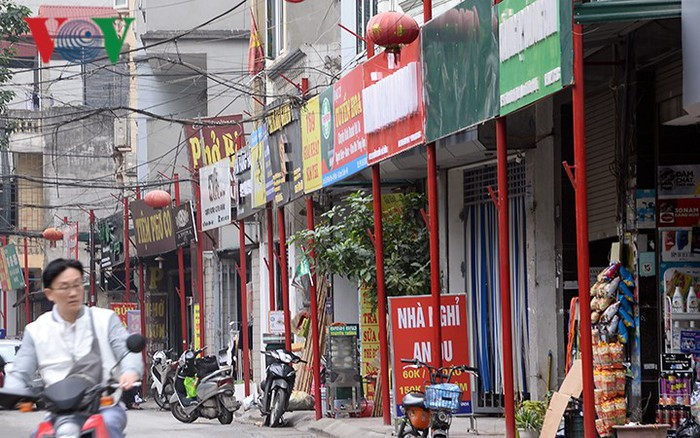 Qua khảo sát thực tế và vận động người dân đồng thuận, UBND phường Mỹ Đình đã cắm 200 cột có chiều cao 4,5m và với khoảng cách 4m bằng nhau, sơn màu đỏ trên toàn tuyến đường để treo hệ thống biển hiệu kinh doanh, biển quảng cáo một cách đồng bộ, cùng kích thước.