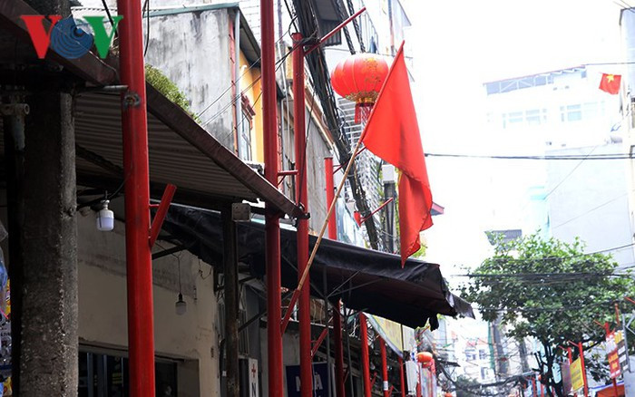 Trên các cột có gắn giá treo cờ Tổ quốc, cờ nheo và đèn lồng, phục vụ tuyên truyền các ngày lễ lớn của đất nước, Thủ đô và địa phương.