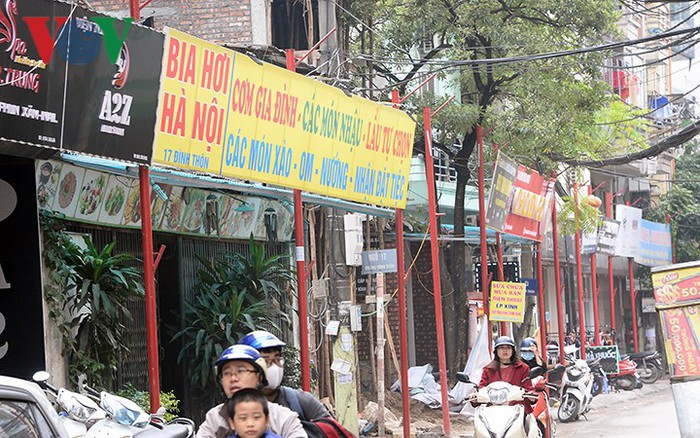 Hiện tại UBND phường Mỹ Đình đã triển khai giai đoạn 1 là cắm cột và đồng bộ hóa biển quảng cáo. Điều đáng nói, nguồn kinh phí để thực hiện tuyến phố kiểu mẫu này không phải từ ngân sách mà từ nguồn xã hội hóa.