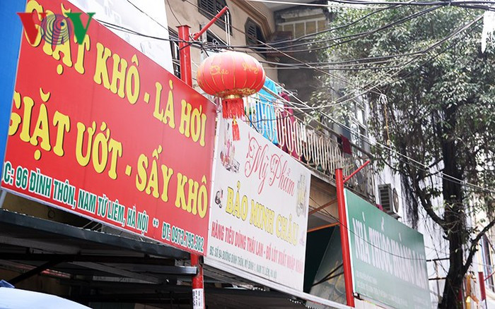 Ngoài ra, toàn bộ biển quảng cáo, biển hiệu của các hộ kinh doanh, DN dọc tuyến đường này được lắp đặt theo đúng quy định với chiều cao của bảng biển là 1,2m; nội dung của biển theo mục đích kinh doanh của các hộ, không quy định về màu sắc.