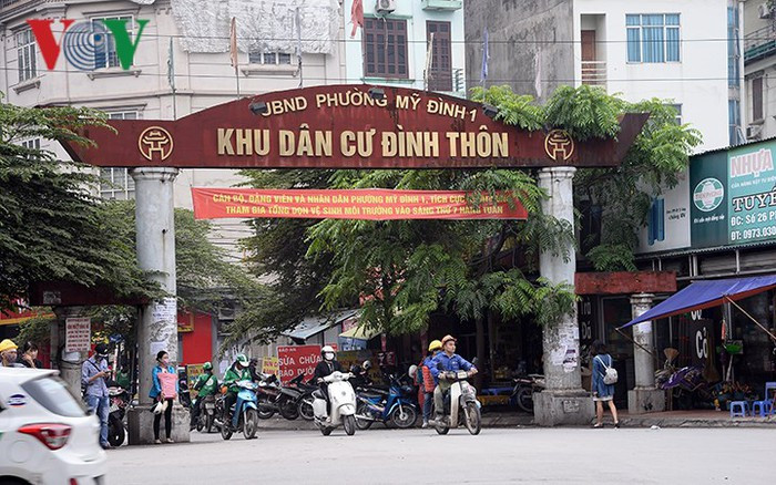 Trước kia, đường Đình Thôn (phường Mỹ Đình, Nam Từ Liêm, Hà Nội) là một tuyến đường của làng vì vậy việc lấn chiếm lòng đường, vỉa hè, biển quảng cáo sai quy định để kinh doanh buôn bán vẫn diễn ra, gây mất trật tự an ninh, vệ sinh môi trường, ách tắc giao thông, mỹ quan đô thị. Cùng với đó, hệ thống điện lưới vẫn chưa được hạ ngầm tiềm ẩn nhiều nguy cơ.