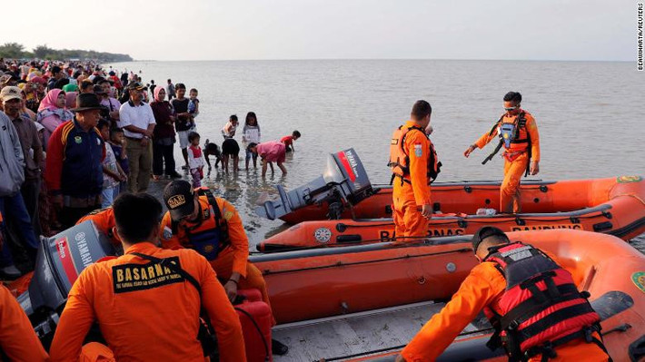 Chuyến bay mang số hiệu JT610 của hãng Lion Air Indonesia rơi xuống biển Java ngày 29/10 trong hành trình từ sân bay Jakarta đi Pangkal Pinang (tỉnh Bangka Belitung). 189 người có mặt trên chuyến bay bao gồm 178 hành khách người lớn, một trẻ em và 2 trẻ sơ sinh, cùng 8 thành viên phi hành đoàn. Tất cả được cho là đã thiệt mạng. Ảnh: Reuters.