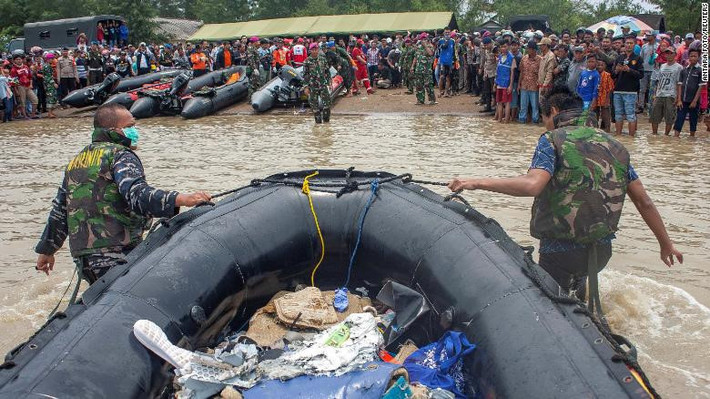 "Tôi thấy hàng loạt tin tức nói rằng họ đã mất liên lạc và chiếc máy bay đã chìm xuống độ sâu 30-35 m. Khi đó tôi thốt lên ôi Chúa ơi, tim tôi như rụng xuống và không thể nào nấu ăn tiếp. Tôi đã mất con trai mình rồi", bà nói với CNN. Ảnh: Reuters.