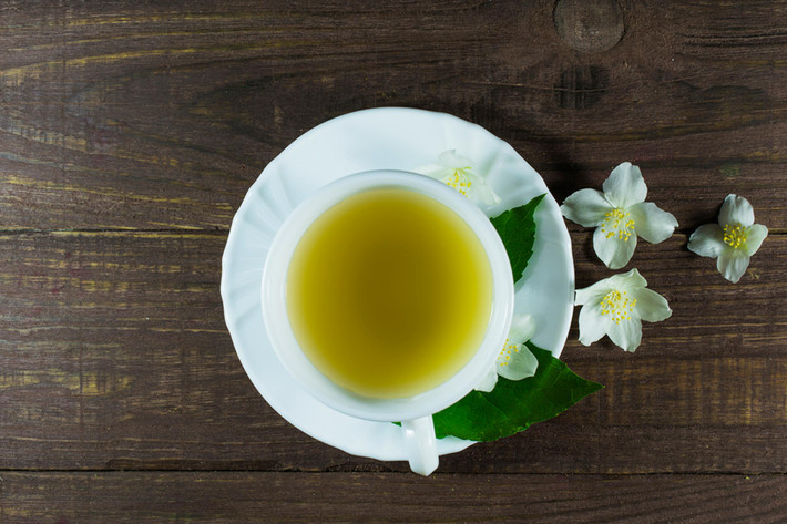 Trà: Thức uống này là một nguồn thực vật giàu chất flavonoid giúp trung hòa quá trình oxy hóa trong cơ thể. Các flavonoid đặc biệt trong trà xanh, được gọi là catechin, giúp ngăn ngừa bệnh tim.