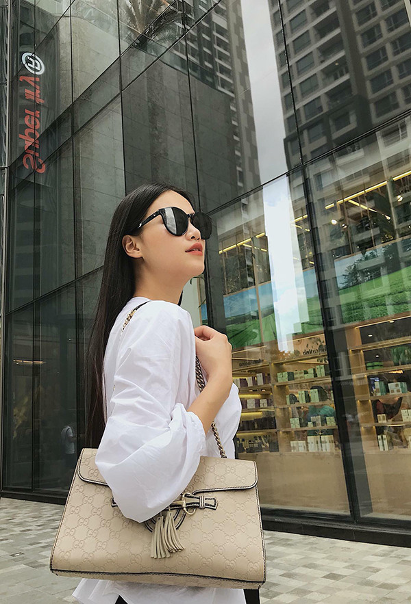 Hoa hậu Phương Khánh phối đồ hết hết sức sành điệu và phong cách.
