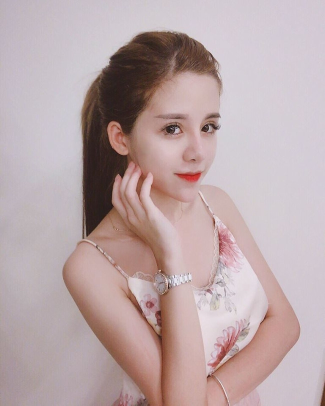 Mỹ Linh thừa nhận rằng cô từng phẫu thuật thẩm mỹ nhưng có chọn lọc và biết điểm dừng. Nhờ “dao kéo”, cô có gương mặt thon gọn, mũi cao và có nét lai tây sắc sảo.