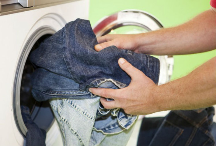 Với chất vải dày dặn, quần jeans có thể mặc lại 5-6 lần trước khi đem giặt.