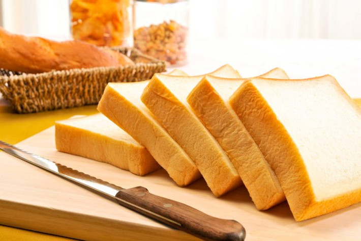 Bánh mì trắng: Loại thực phẩm này khiến mụn mọc nhanh hơn và còn khiến da lâu lành. Để làm đẹp da và trị mụn tận gốc, bạn nên hạn chế các đồ ăn giàu tinh bột.