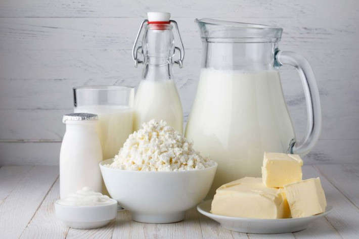Sữa bò: Trong sữa bò có chứa hoóc môn Androgen cùng với chất IGF-1 có khả năng làm kích thích các tuyến bã nhờn gây hoạt động mạnh, đồng thời làm lượng dầu trên bề mặt da tăng khả năng dư thừa làm bít lỗ chân lông và gây nên mụn.