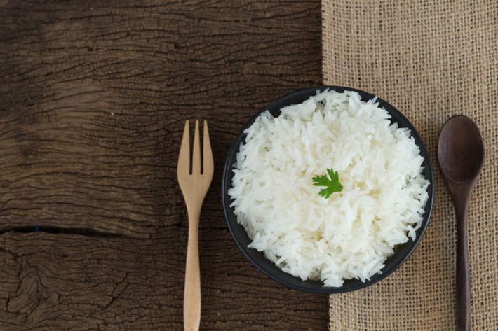 Hạn chế cơm trắng: Theo chuyên gia dinh dưỡng, cơm trắng cũng là một trong những loại thực phẩm nếu tiêu thụ nhiều sẽ làm lượng đường trong máu tăng nhanh hơn. Do vậy, bạn nên ăn với lượng vừa phải hàng ngày.