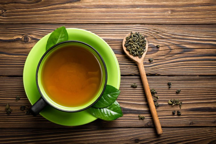 Uống trà xanh: Trà xanh giàu chất chống oxy hóa có lợi cho cơ thể, đặc biệt là khả năng chống viêm, ngăn ngừa viêm xương khớp, khối u, ung thư.