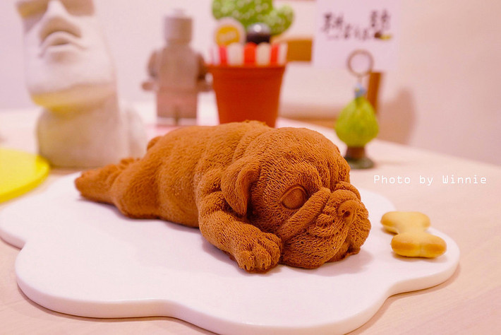 Thoạt nhìn, nhiều người sẽ lầm tưởng đây là một chú cún con đang nằm ngủ. Nhưng thực tế đây lại là một chiếc bánh kem hình con vật.