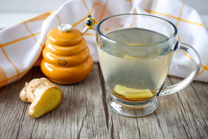 Gừng thêm vào trà uống hàng ngày giúp cơ thể hấp thụ các chất dinh dưỡng cần thiết, giảm đau dạ dày và hội chứng ruột kích thích, chống ung thư, cải thiện tiêu hóa, thúc đẩy giảm cân, cải thiện lưu thông máu và bảo vệ chống lại bệnh Alzheimer.
