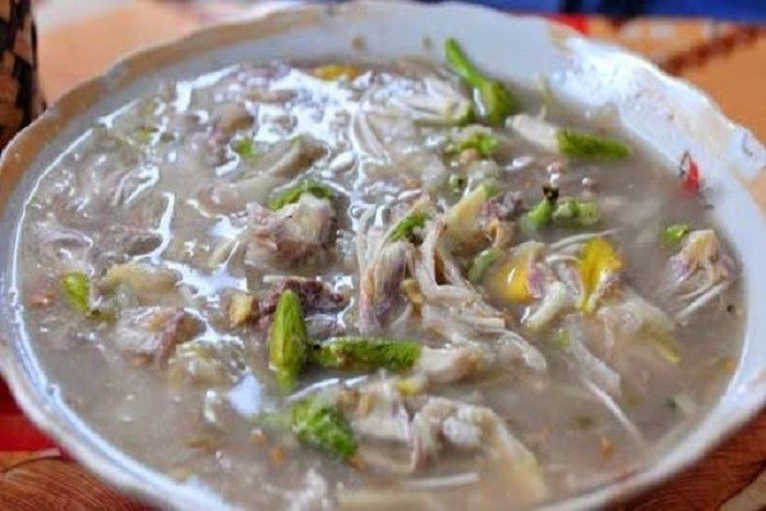 Canh hoa ban cũng là một món ăn ngon với hương thơm và vị ngọt mát mà không cần cho mì chính. Cánh hoa mềm mà không bị nát, thế mới biết công phu chế biến của người Thái khéo léo đến thế nào.