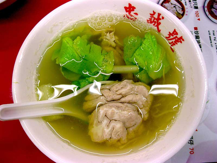 Nếu bạn là thực khách nghiện món súp óc heo ở Việt Nam thì cũng sẽ phải bị "đơ" vài giây khi thấy món ăn kinh dị này.