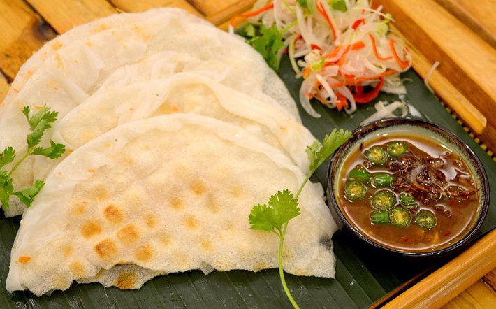 Bánh tráng đập: Người con xứ Quảng không ai xa lạ với món ăn vặt dân dã gắn liền tuổi thơ có giá bình dân này. Bánh tráng đập dập có 2 lớp bánh tráng giòn bên ngoài, bên trong là bánh ướt mềm dẻo. Ảnh: Zing.