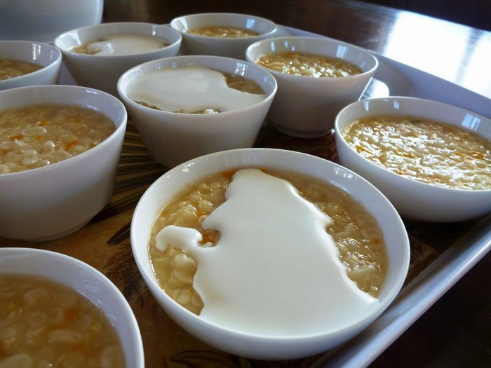 Chè bắp: Dường như ở Hội An, người ta dễ dàng tìm thấy những hàng quán bán chè bắp ở khắp ngõ hẻm. Một món ăn dân dã chỉ với bắp, đường và bột năng, nhưng mỗi chén chè bắp lại khiến cho du khách thích thú. Ảnh: Internet.