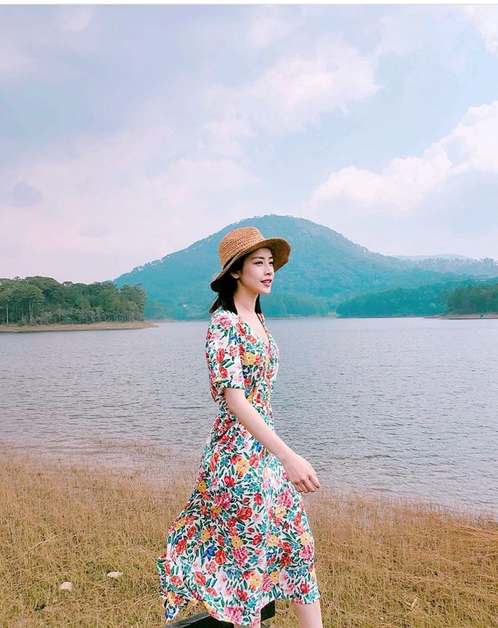 Chi Pu thả dáng thướt tha trong bộ đầm hoa dài cực kỳ nữ tính.