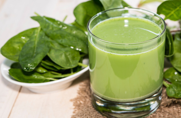 Nước ép rau xanh không chỉ chứa nhiều vitamin mà nó còn tăng cường hệ thống miễn dịch. Các loại rau xanh như cải bó xôi, cần tây...chứa rất nhiều vitamin và khoáng chất bao gồm vitamin C và chất chống oxy hóa cao giúp cơ thể chống nhiễm trùng và virus.