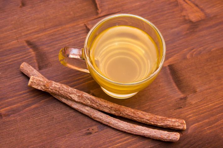Xi-rô Echinacea, mật ong, gừng và cam thảo: Mật ong và gừng cũng có thể được sử dụng kết hợp với cam thảo và rễ echinacea. Thành phần gồm 4 chén nước, 1/2 chén rễ cam thảo, bóc vỏ và bào chế, 1/2 chén gốc echinacea, bóc vỏ và bào chế, 1 chén mật ong, 2 muỗng canh hoặc 5 cm một miếng gừng. Đun sôi nước, thêm echinacea, cam thảo và gừng và đun nhỏ lửa trong 45 phút. Sau đó, để nguội và thêm mật ong rồi uống.