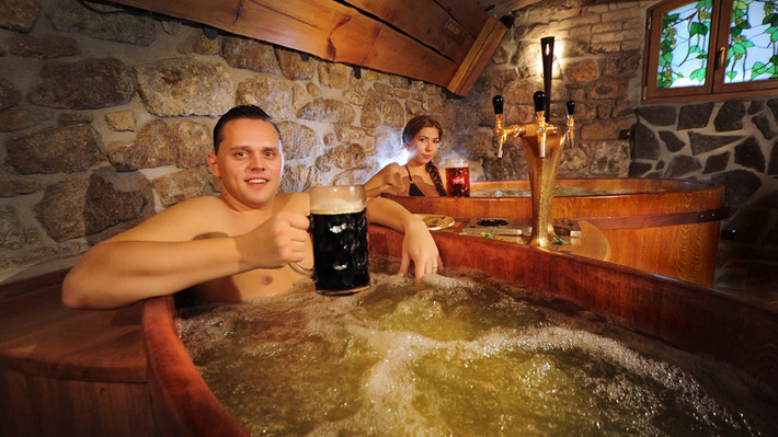 Spa bia ở châu Âu: Ở Đức, Áo và Cộng hòa Séc, nhiều khách sạn và spa cung cấp cho mọi người cơ hội để ngâm mình trong bia. Liệu pháp spa này có thể giúp giải quyết các vấn đề về da, căng thẳng và thậm chí tăng hoạt động tim mạch.