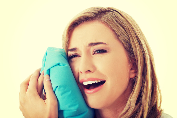 Chườm nóng hoặc lạnh là một trong những cách giảm đau khi mọc răng khôn. Áp túi đá lạnh hoặc chườm nóng khu vực bị ảnh hưởng trong 15 phút và sau đó nghỉ khoảng 15 phút trước khi chườm lại.