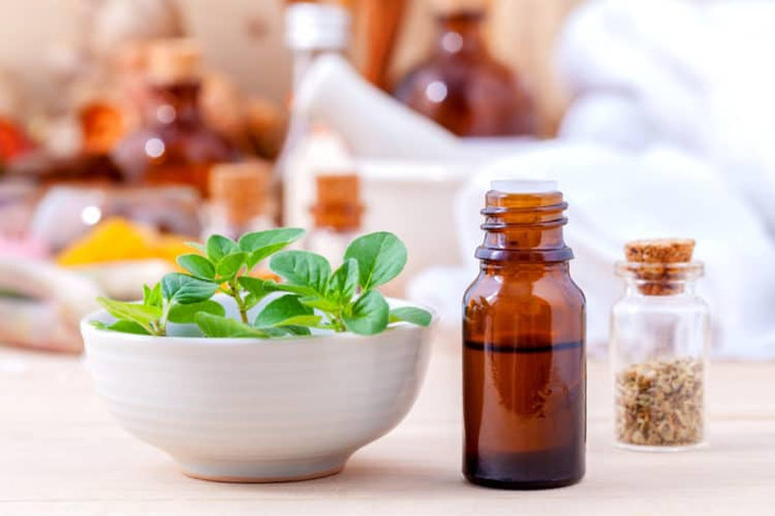 Dầu kinh giới được xem là một vị thuốc có thể làm giảm đau, sưng và viêm. Pha loãng một giọt dầu oregano vào 1 muỗng cà phê dầu nền thiên nhiên. Sau đó, bạn dùng bông gòn hay ngón tay để thoa vào răng hoặc nướu răng.
