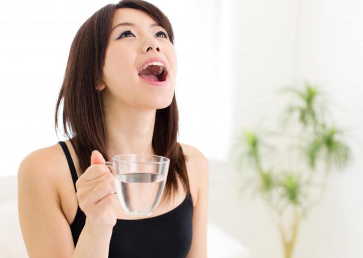 Nước muối: Bạn có thể rửa sạch nướu răng bằng nước ấm hòa với muối hòa tan. Cách giảm đau khi mọc răng khôn này đã được chứng minh là có tác dụng giúp nướu răng của bạn khỏe mạnh hơn vì tiêu diệt được các vi khuẩn có hại.