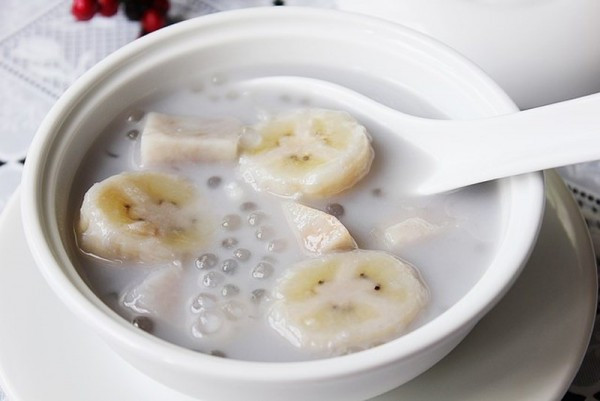 Chuối trước khi nấu thành chè được nướng cầu kì cho đến khi cháy xém. Do đó, khi ăn chuối rắn, ngọt mà không hề bị chát. Quán chè chuối nổi tiếng phải kể tới là ở phố Nguyễn Bỉnh Khiêm. Ảnh: Thể thao & Văn hóa.