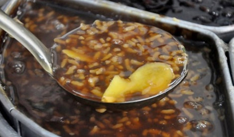 Chè bà cốt: Chè bà cốt là món chè có từ xưa ở Hà Nội. Chè được nấu bằng đường nâu có vị ngọt nhẹ, thoảng mùi cay ấm của gừng tươi quyện cùng mùi thơm của gạo nếp cái hoa vàng. Ảnh: VnNgon.