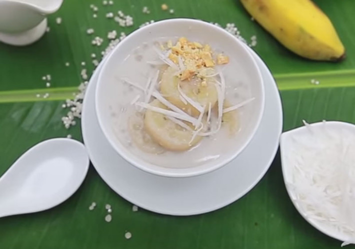 Chè chuối nóng: Với những miếng chuối thanh thanh ngọt ngọt quyện hoà với hương thơm bùi bùi của nước cốt dừa sẽ xua tan đi những mệt nhọc sau một ngày làm việc đầy căng thẳng, mệt mỏi, đem lại cho bạn cảm giác dễ chịu và thanh mát. Ảnh: Ameovat.vn.