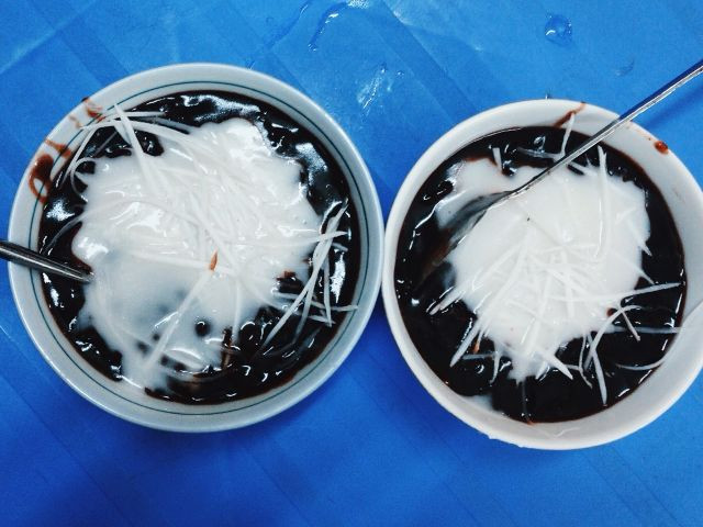 Chè đỗ đen nóng được nấu đặc hơn món chè đỗ đen ăn cùng đá. Để tạo mùi thơm và vị béo cho món chè nóng này người ta có thể thêm ít nước cốt dừa đặc sánh vào bát chè đỗ đen nóng. Những địa chỉ bạn có thể tìm đến để ăn món chè này là chợ Nghĩa Tân, Ngô Thì Nhậm. Ảnh: Thể thao & Văn hóa.