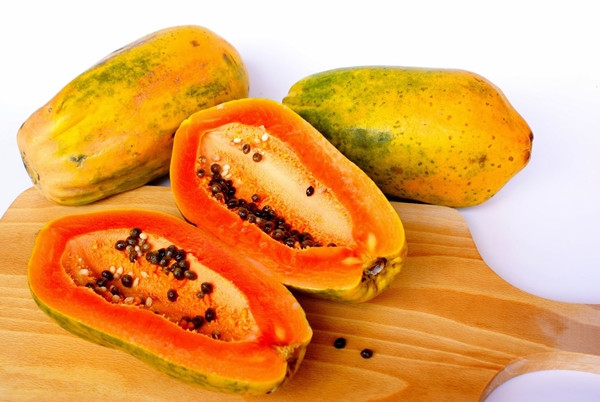 Mặt nạ đu đủ: Trộn đều 1 thìa đu đủ xay nhuyễn với 1 thìa mật ong để tạo thành hỗn hợp sền sệt. Thoa đều hỗn hợp lên da, massage nhẹ nhàng 20 phút rồi rửa lại với nước ấm. Mặt nạ đu đủ không chỉ giúp bạn cung cấp độ ẩm cho da mà còn có khả năng dưỡng trắng, trị nám và tàn nhang.
