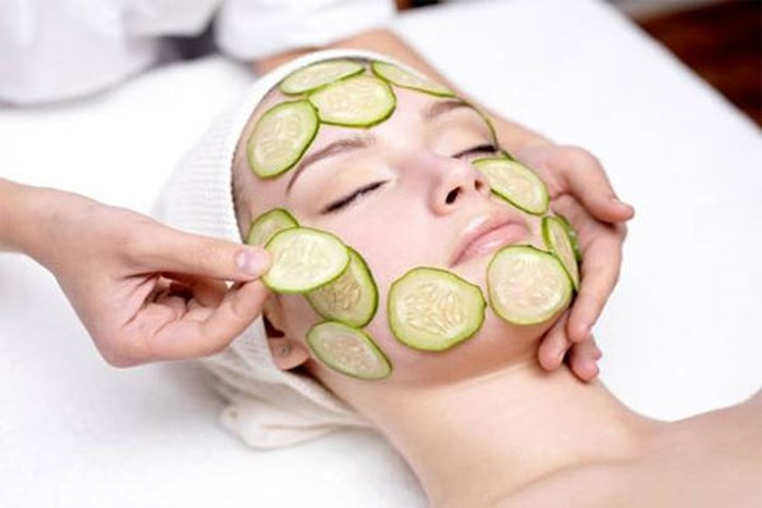 Mặt nạ dưa chuột cung cấp độ ẩm thần kỳ dành cho da mùa khô. Có thể thái lát dưa chuột rồi đắp trực tiếp lên da hoặc xay nhuyễn dưa chuột rồi thoa đều lên da, sau 15 phút, rửa lại với nước sạch.