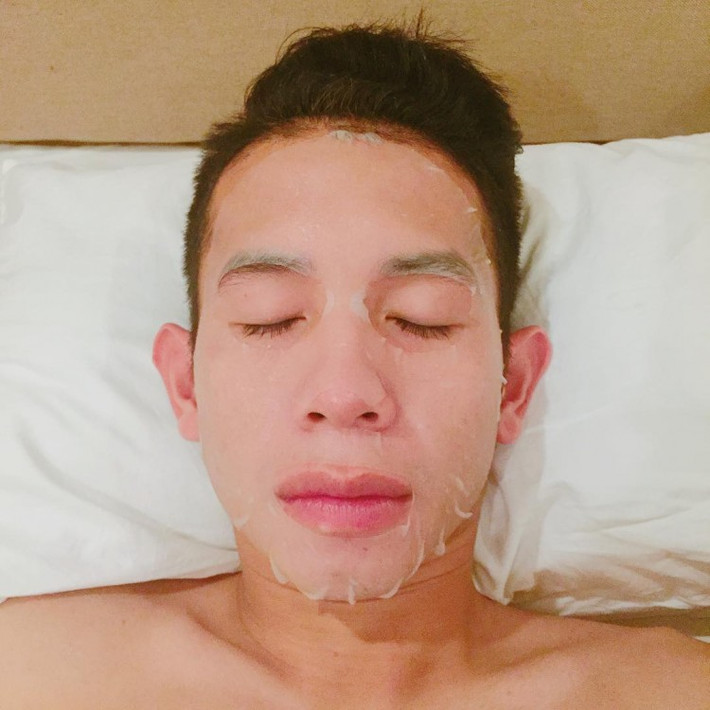 Ngoài Quang Hải, Hà Đức Chinh, cầu thủ Nguyễn Phong Hồng Duy (Duy Pinky) cũng từng gây sốt khi chịu khó làm đẹp hơn cả con gái.