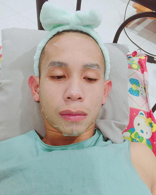 Anh thường xuyên đăng tải hình ảnh đắp mặt nạ trên trang cá nhân, đồng thời đưa đến những tư vấn làm đẹp như một chuyên gia.