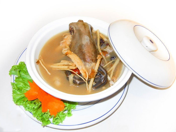Nhiều tài liệu ghi chép lại sâm cầm là sản vật ở vùng Hồ Tây, Hà Nội từ năm Tự Đức. Chim thường sống ở ao hồ, nơi có nhiều thủy sinh nên được biết đến là một loại thực phẩm quý, thịt chim mềm, ngon bổ.