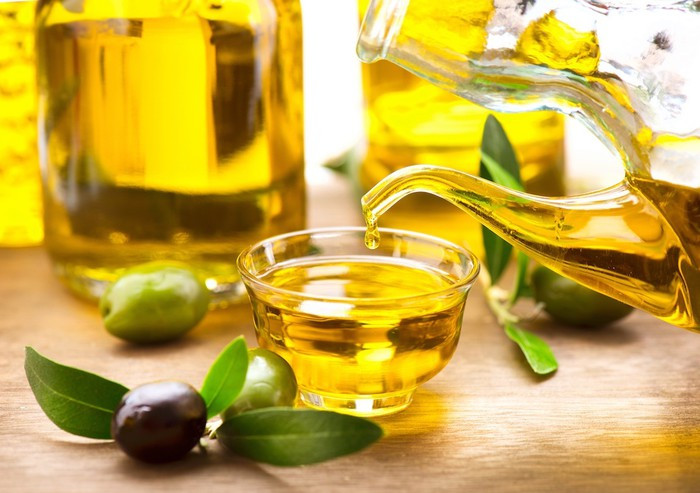 Dầu oliu: Cụ bà Jeanne Louise Calment nắm giữ kỷ lục là người sống lâu nhất. Cụ bà người Pháp hưởng thọ 122 tuổi. Bí quyết ăn uống của cụ là kết hợp dầu oliu trong các món ăn. Cụ cũng dùng dầu oliu để dưỡng da.