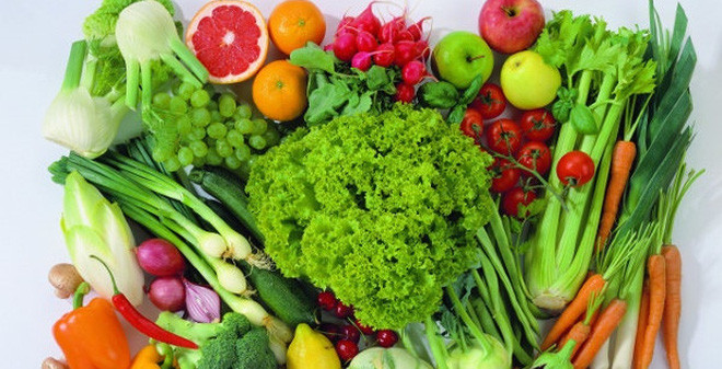 Ăn rau xanh và quả thuộc họ dâu: Cụ bà Christina Kislak Wahala ở Cabot, Pennsylvania (Mỹ) thích làm vườn, đan lát và nhảy polka. Bí quyết để cụ sống lâu 100 tuổi là nhờ ăn hàng tấn rau xanh và các loại quả họ dâu trong thế kỷ qua. Cụ còn là một thợ nướng bánh cừ khôi và người làm mứt điệu nghệ.